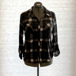 No Boundaries Lace back yoke plaid roll up sleeve blouse. Jr.15/17 (W L)
